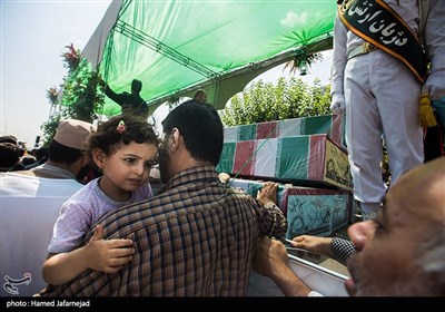 حضور کودکان در مراسم تشییع پیکرهای مطهر150 شهید دوران دفاع مقدس 