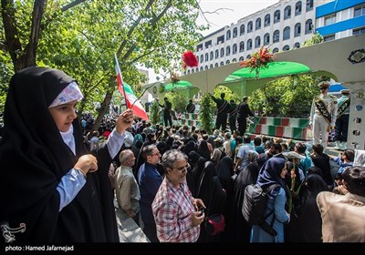 حضور کودکان و نوجوانان در مراسم تشییع پیکرهای مطهر150 شهید دوران دفاع مقدس از مقابل دانشگاه تهران به سمت معراج شهدا