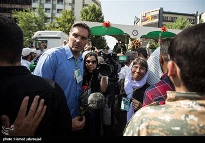 حضور خبرنگاران خارجی در مراسم تشییع پیکرهای مطهر150 شهید دوران دفاع مقدس 