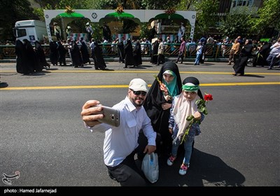 حضور کودکان و نوجوانان در مراسم تشییع پیکرهای مطهر150 شهید دوران دفاع مقدس از مقابل دانشگاه تهران به سمت معراج شهدا