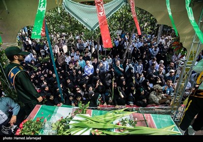 تشییع پیکرهای مطهر150 شهید دوران دفاع مقدس از مقابل دانشگاه تهران به سمت معراج شهدا