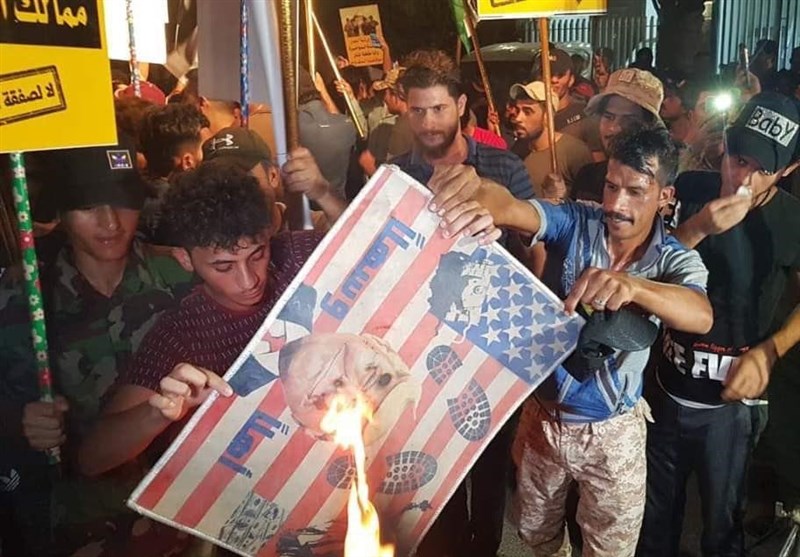 بالصور .. متظاهرون أمام السفارة البحرینیة فی بغداد احتجاجاً على مؤتمر المنامة