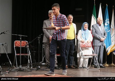 تقدیر از برگزیدگان در مراسم اختتامیه جشنواره موسیقی امیرجاهد