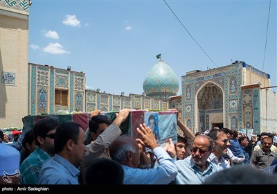 آئین تشییع شهدا پس از برگزاری نماز جمعه از حرم مطهر حضرت احمد بن موسی شاهچراغ (ع) تا فلکه شاهزاده قاسم بر روی دستان نمازگزاران انجام شد.