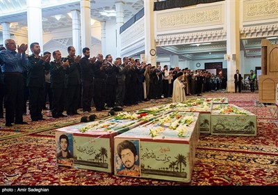 پیکر‌های پاک و مطهر 10 شهید تازه تفحص شده دفاع مقدس امروز پس ازآئین نماز جمعه با حضور کثیر مردم در شیراز تشییع شد.