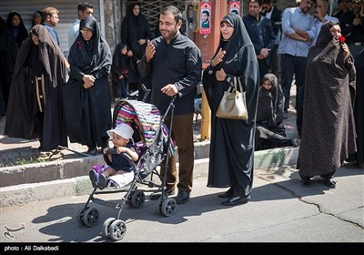  در سبزوار پیکر پاک سردار غلامرضا پروانه و مصطفی بهرآبادی از شهیدان تازه تفحص شده هشت سال دفاع مقدس با حضور اقشار مختلف مردم تشییع و به در گلزار شهدای این شهر آرام گرفتند.تصویر