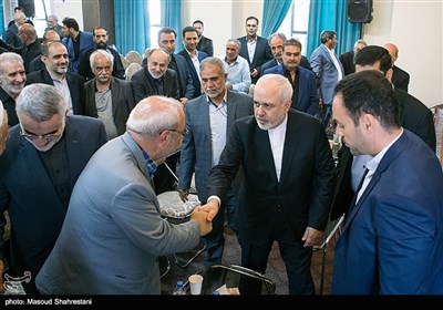 محمدجواد ظریف در مراسم ترحیم مرتضی صفاری نطنزی