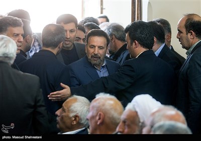 محمود واعظی رییس دفتر رییس جمهور در مراسم ترحیم مرتضی صفاری نطنزی