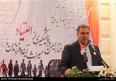 سخنرانی بیات‌نژاد مدیرکل بهزیستی استان تهران در گردهمایی و جشن پاکی 500 خانواده بهبود یافته
