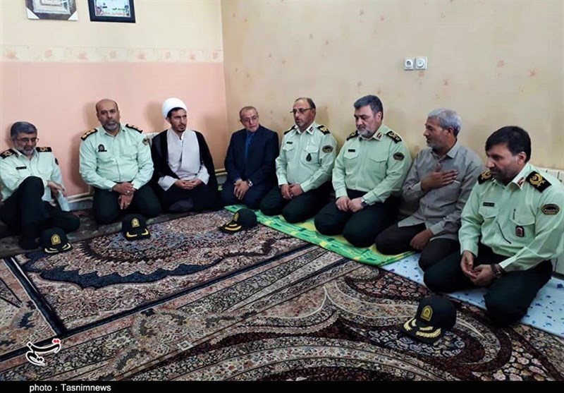 فرمانده ناجا با خانواده شهید سیدفخرالدین هاشمی در کرمان دیدار کرد+تصاویر