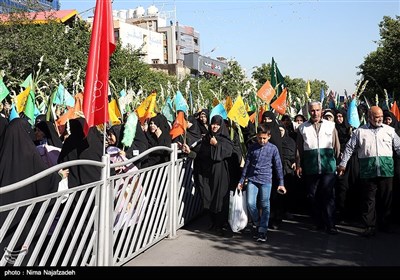 مراسم گلباران حرم رضوی در روز ولادت حضرت معصومه(س)