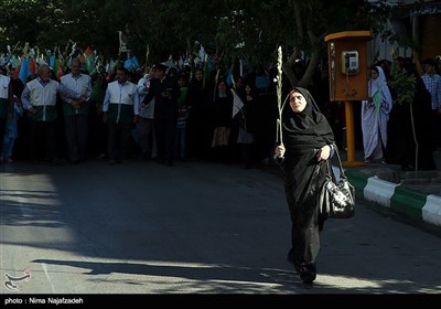 مراسم گلباران حرم رضوی در روز ولادت حضرت معصومه(س)