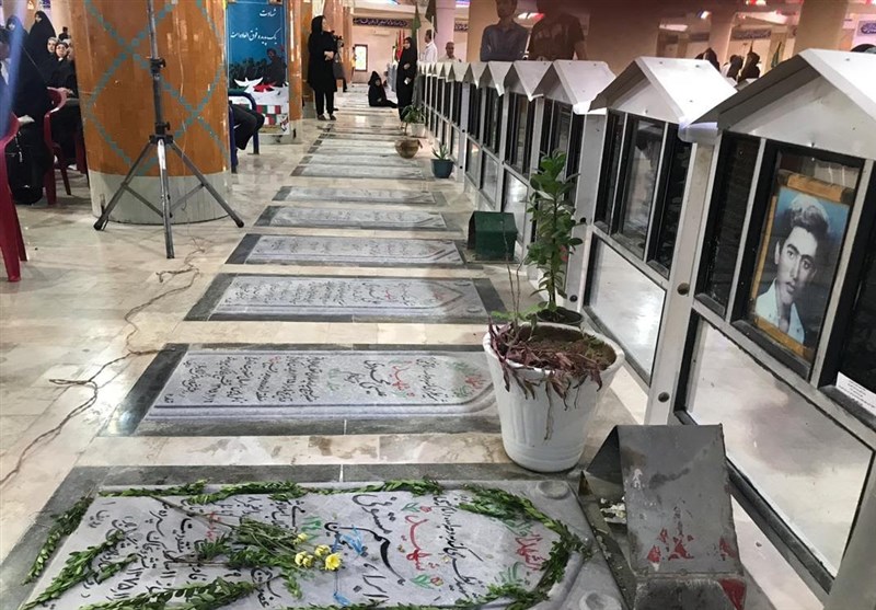 جشن‌های دهه کرامت در بوشهر با غبارروبی قبور شهدا آغاز شد