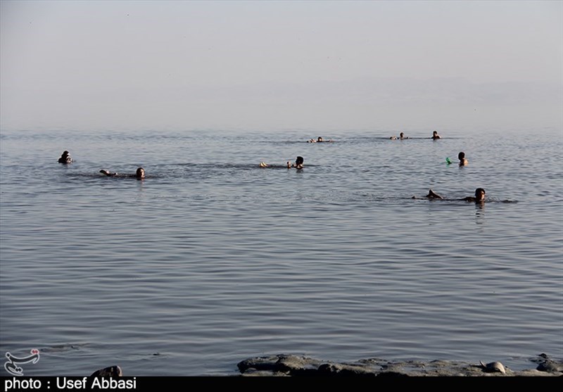 مسافران تابستانی در ساحل دریاچه ارومیه به‌روایت تصویر