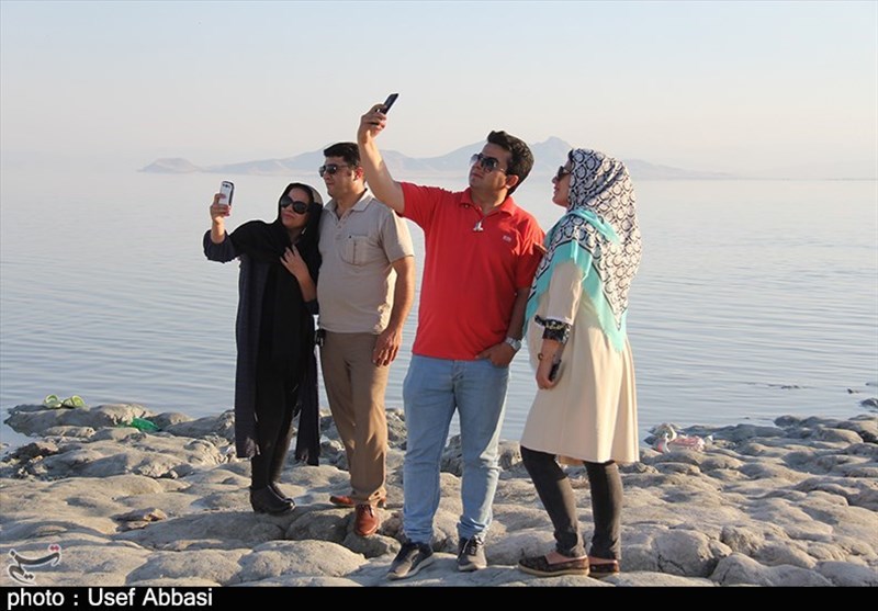 تابستان پر نشاط گردشگران در سواحل دریاچه ارومیه + تصاویر
