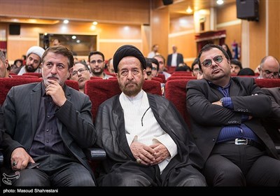 حجت الاسلام سید حمید روحانی رئیس بنیاد تاریخ‌پژوهی انقلاب در مراسم رونمایی از کتاب روایت رهبری