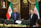 ورود سیدعباس عراقچی معاون سیاسی وزارت امور خارجه و علی ربیعی سخنگوی دولت به محل نشست خبری اعلام گام دوم کاهش تعهدات ایران در برجام