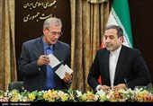 سیدعباس عراقچی معاون سیاسی وزارت امور خارجه و علی ربیعی سخنگوی دولت در پایان نشست خبری اعلام گام دوم کاهش تعهدات ایران در برجام