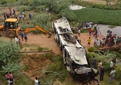 بھارت: مسافر بس خوفناک حادثے کا شکار، 29 ہلاک 17 زخمی