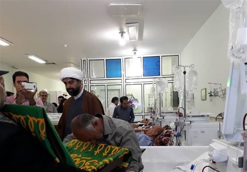 عیادت خادمان حرم رضوی از بیماران شهر سیل‌زده پلدختر+تصاویر