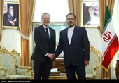 شمخانی یستقبل مستشار الرئیس الفرنسی+صور