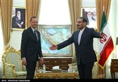 شمخانی خلال استقبال مستشار ماکرون: أمریکا ترتهن استقلال أوروبا