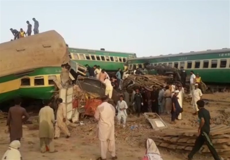 رحیم یار خان: 2 ٹرینوں میں خوفناک تصادم، 10 مسافر ہلاک درجنوں زخمی