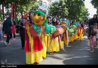 مراسم شادپیمایی عروسک ها در محوطه تاریخی طاق بستان - کرمانشاه