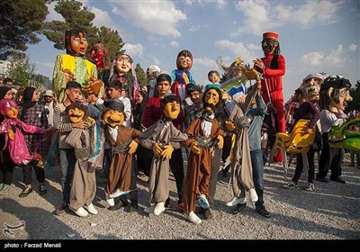مراسم شادپیمایی عروسک ها در محوطه تاریخی طاق بستان - کرمانشاه
