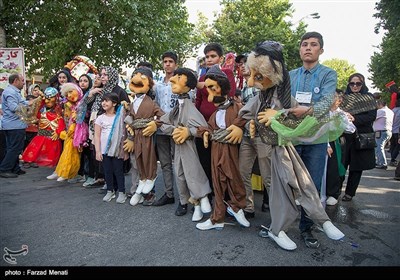 مراسم شادپیمایی عروسک ها در محوطه تاریخی طاق بستان - کرمانشاه