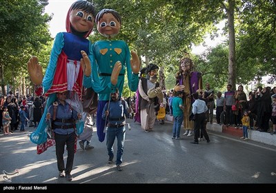 مراسم شادپیمایی عروسک ها در محوطه تاریخی طاق بستان - کرمانشاه