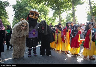 مراسم شادپیمایی عروسک ها در محوطه تاریخی طاق بستان - کرمانشاه