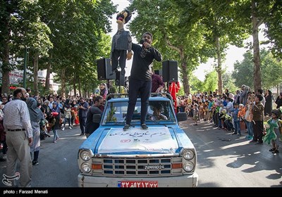 مراسم شادپیمایی عروسک ها در محوطه تاریخی طاق بستان - کرمانشاه