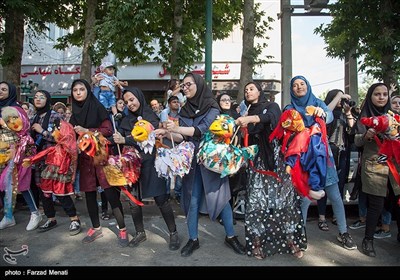 مراسم شادپیمایی عروسک ها در محوطه تاریخی طاق بستان - کرمانشاه