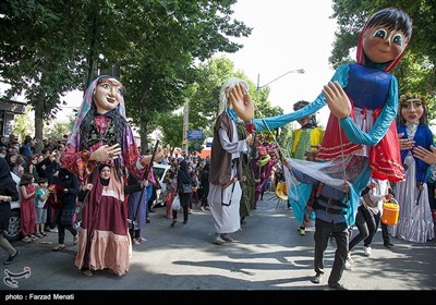 مراسم شادپیمایی عروسک ها در محوطه تاریخی طاق بستان - کرمانشاه