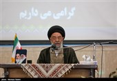 امام جمعه اصفهان: دشمن برای جدا کردن نسل جوان از انقلاب دست و پا می‌زند