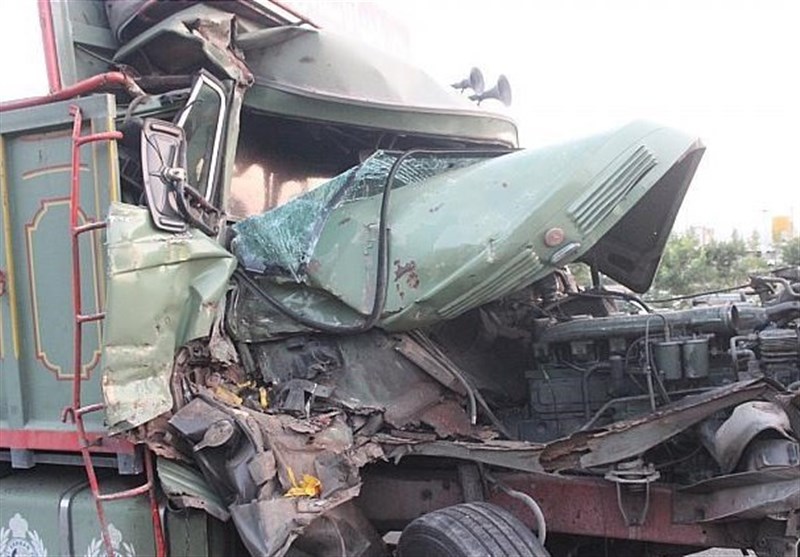 تهران| مچاله شدن اتاقک کامیون پس از تصادف خونین + تصاویر