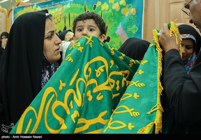 دروازه عتبات عالیات زیر سایه خورشید؛ پرچم ثامن الحجج در استان کرمانشاه به اهتزاز درآمد+تصاویر