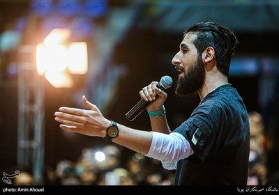 حامد زمانی خواننده در اجتماع عظیم دختران انقلاب-تهران