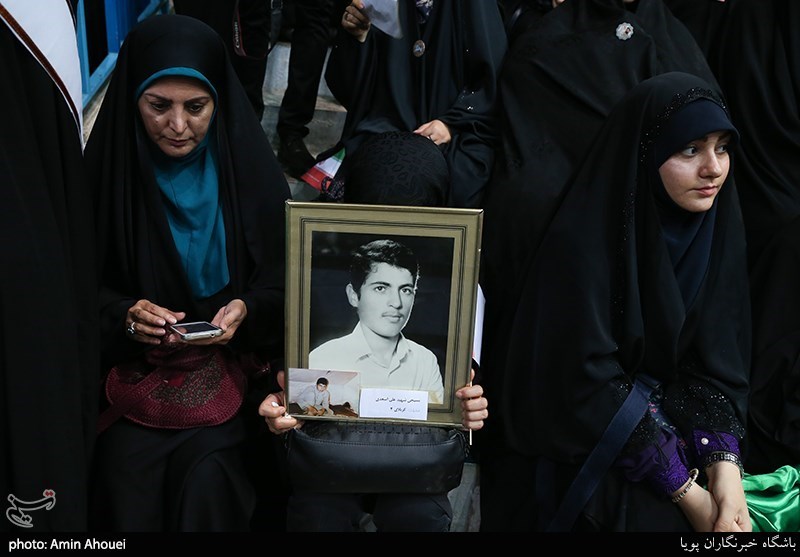 حضور خانواده شهدا در اجتماع عظیم دختران انقلاب-تهران