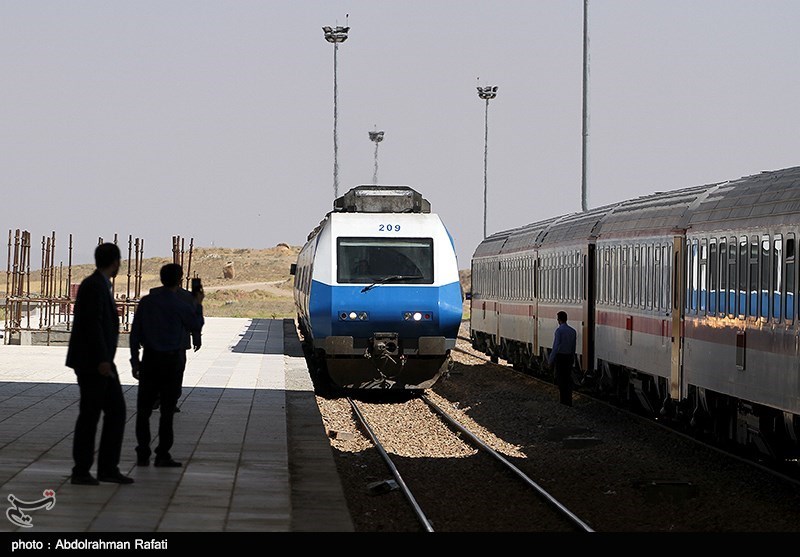 اعزام و پذیرش منظم قطارها در ایستگاه راه‌آهن تهران