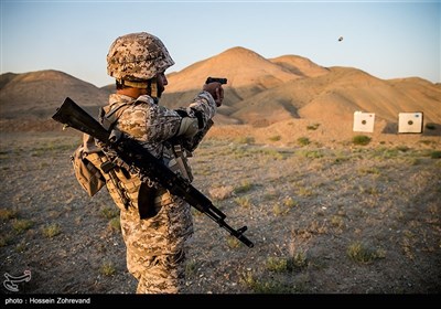 میدان تیر تپانچه در آغاز مسابقه تیراندازی ترکیبی روز نخست مرحله نهایی اولین دوره مسابقات تیراندازی یگان ویژه فاتحین