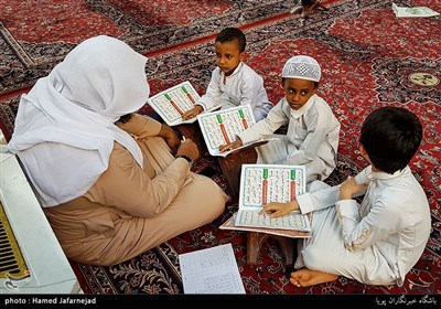 آموزش قرآن به کودکان در صحن مسجد النبی در مدینه منوره