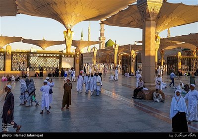 زائران حرم نبوی در مسجد النبی شهر مدینه