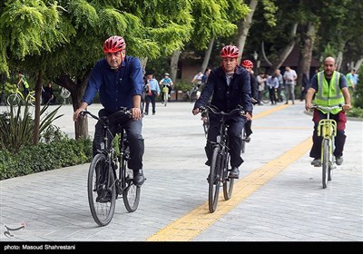 پیروز حناچی شهردار تهران در سه‌شنبه‌های بدون خودرو در کنار معلولان