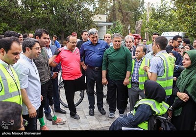پیروز حناچی شهردار تهران در سه‌شنبه‌های بدون خودرو در کنار معلولان