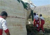 اصفهان| افزایش آمار تلفات حادثه واژگونی مینی‌بوس؛ راننده جزو مصدومان است