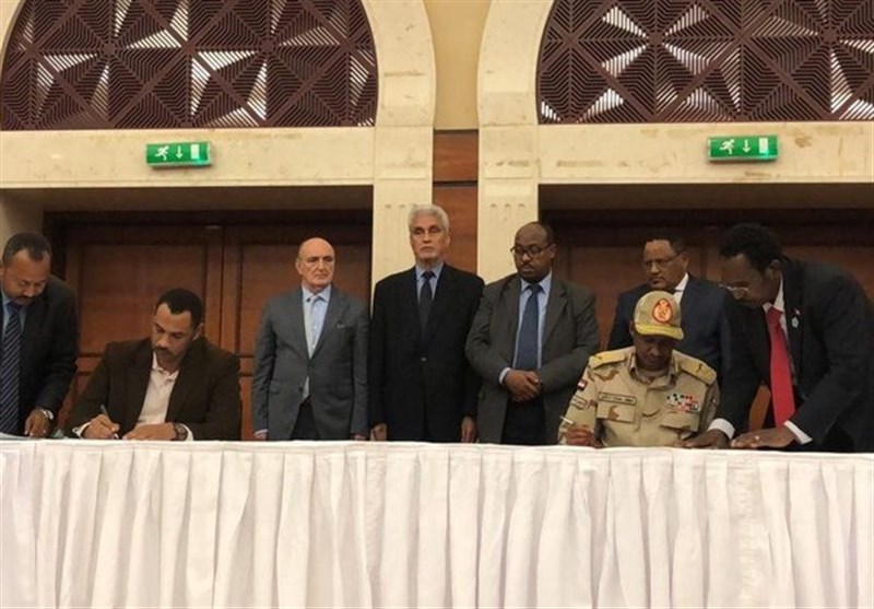 سودان| اعلامیه قانون اساسی میان نظامیان و معارضان امضا شد