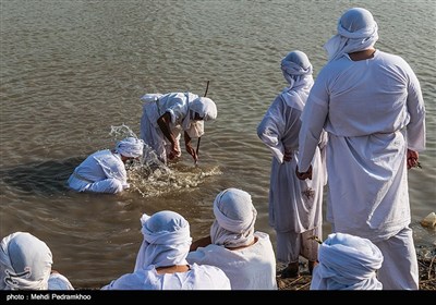 غسل تعمید مندائیان در رود کارون