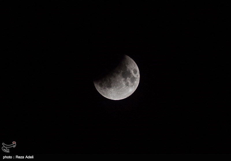 ماه گرفتگی جزئی تا دقایقی دیگر در آسمان قابل رویت است